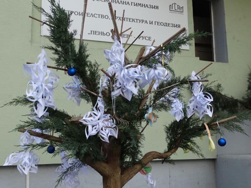 Грейна коледната елха в ПГСАГ „Пеньо Пенев“