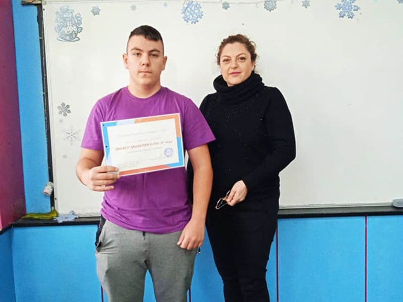 „УЧЕНИЦИ ПОДКРЕПЯТ УЧЕНИЦИ“
