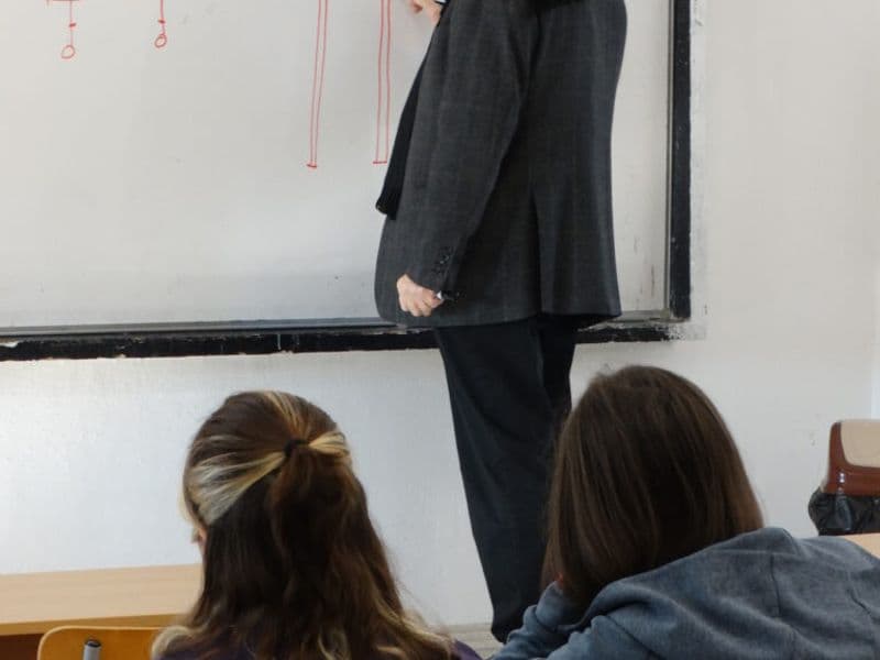 На 16.01.2025 г. проф. д. н. инж. Красимир Ениманев, преподавател в РУ „Ангел Кънчев“ и ВСУ „ Черноризец Храбър“ преподаде урок в час по „Сградостроителство“ на учениците от 9 клас, специалност „Строителство и архитектура“.